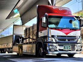 主力業務の一つ 大型トラックによる輸配送サービス