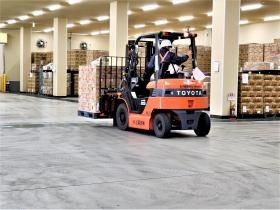 主力業務の一つ フォークリフトによる荷役作業サービス