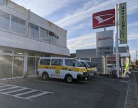 支社外観と駐車場