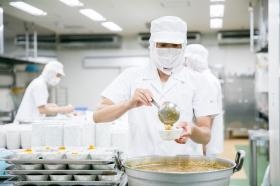 食事の盛付けや、食器洗浄をお願いします。