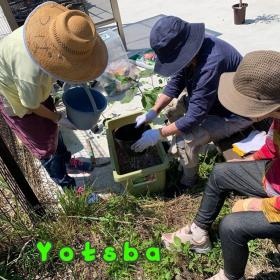 利用者さんと庭で芋掘り