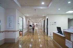 ナースステーション前からの病棟内の風景