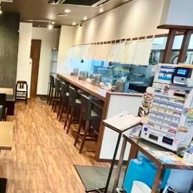 カウンター席と券売機