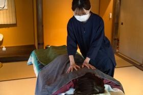 リラクゼーションサービス（もみほぐし）の様子