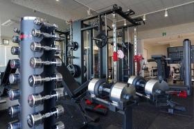 本社３階トレーニングルーム（各種筋トレマシン）