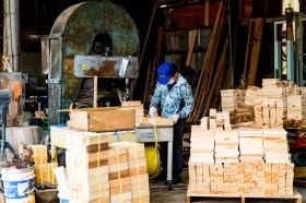 製材機による木材加工