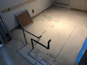 協力して墨出し作業も行います。