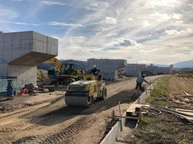 道路工事や造成工事も行います。