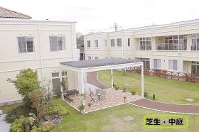 広大な中庭（保育園の園庭）