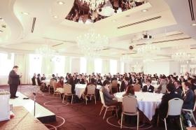 忘年会の様子。年に１度、全社員が会してお互いを労っています。