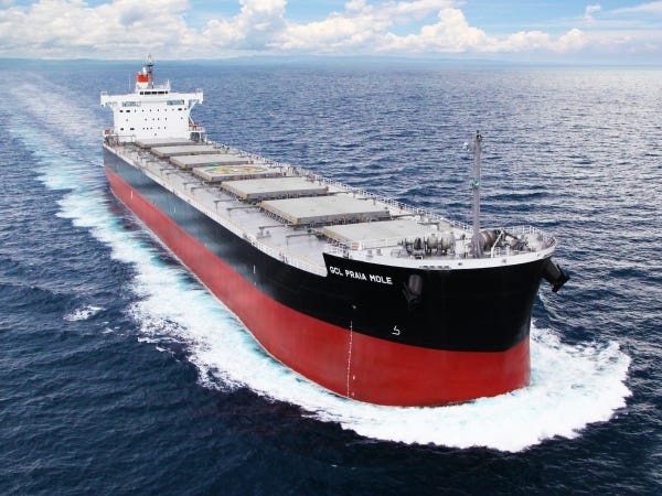 取り扱いの難しい製品や原材料なども、日々安全に運んでいます。ときには、当社の扱っている貨物がニュースに出てくることも。