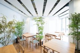 やわらかい陽射しの差し込む待合室（現在はパーティション設置）