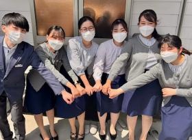 ショップスタッフの新人研修で先輩と一緒に！