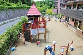 園庭では子どもたちが元気いっぱいに遊んでいます♪