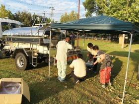 自社給水車による公園での災害時応急給水作業風景