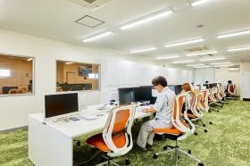 明るい事務所内観。２０２４年５月にリニューアル！