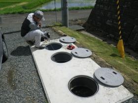 浄化槽の保守点検の様子です。