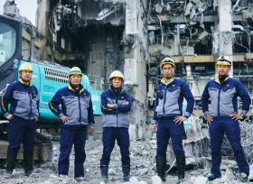 大型解体工事現場前に集合