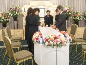 お柩周りに花を手向けご出棺時には皆様で花を納めて送る「花園」