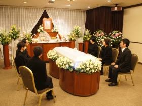 壇上に思い出の品を飾りお人柄を表現する「追悼檀」