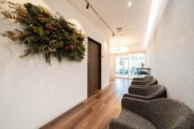 森をイメージした落ち着いた待合室です。