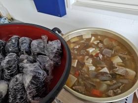 全体会議の時は まかないが出ます。今回は豚汁とおにぎり。