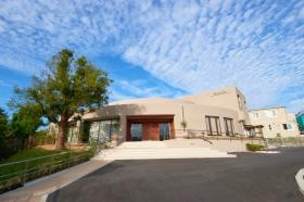 パルムドール学園南の外観、生駒山を一望できます