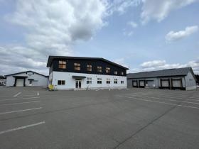 工場は両端の建物、中央の建物は事務所