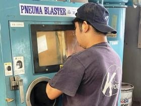 吹付による研磨作業