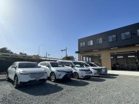 建物の前には多くのレンタカーが止まっています。