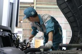 自社整備工場にてトラックや乗用車の点検・修理を行っています。