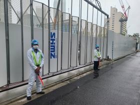 建築のゲートでの警備 搬入車や歩行者の誘導をします