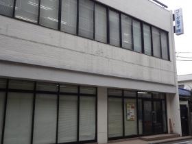 本社はバス通りにあります！