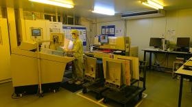 作業風景 工程内検査機のオペレーターです