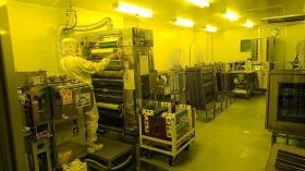 作業風景 クリーンルーム内でのマシンオペレーターです