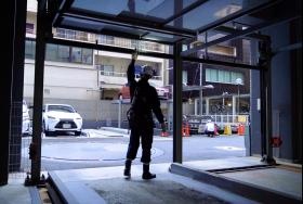 立体駐車装置設備点検の様子。シャッター開閉確認中。