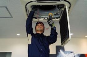 空調機点検の様子です。室内機の電流値を測定しています。