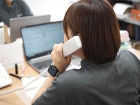 ＜総務課＞受付・電話や来客の対応・伝票作成などを行います