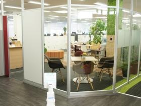 エントランスから入ると事務所が広がっています。