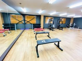 【社内トレーニングジム】 明るく広々としてます☆