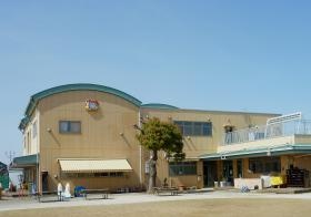 ０歳から６歳までの乳幼児（定員１２０名）保育を行っています。