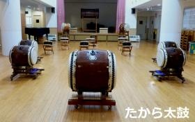 年長クラスでは、体全体を使い「和太鼓」を経験します。