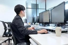 本社 システムスタッフ 明るい執務室