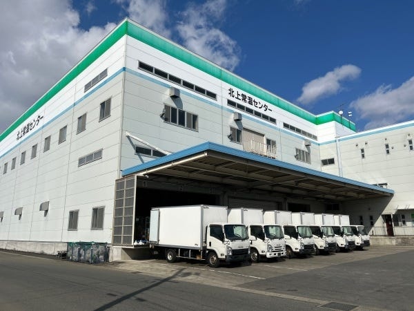 生活に欠かせない、コンビニエンスストアやスーパーなど。それらの商品の流通を支えています。