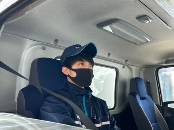 配送中はモクモクと仕事に集中。仕事を終えて事務所に帰ってきたら、同僚と談笑したり、飲みに行ったりすることも。みんなで支え合っています。