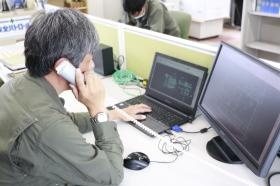 現場監督の仕事の様子です。パソコンを使って図面を描きます。