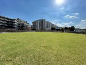 運動会やサッカーは全面天然芝の広いグラウンドで行います★