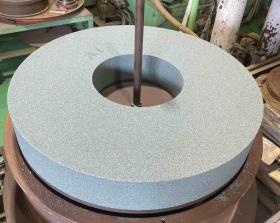 プレスしたての大きい製品（Φ７００）