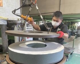 機械を使用しプレス成形します