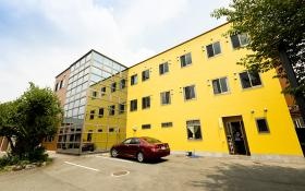 閑静な住宅地の一角に建ち、とても静かです